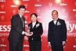 Ms Rebecca Tam, Head of Community & Public Relations of Hong Yip (middle) receives the 2007 High-Flyer Enterprise Award from CEO (Asia) of the Edipresse Group Mr. Barrie C. Goodridge (left).