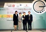 Mr. Alkin Kwong (2nd right), Vice Chairman and Chief Executive of Hong Yip Service Co. Ltd., receiving Gold Award of the Hong Kong Energy Efficiency Awards from Dr Sarah Liao (2nd left), Secretary of the Environment, Transport and Works 