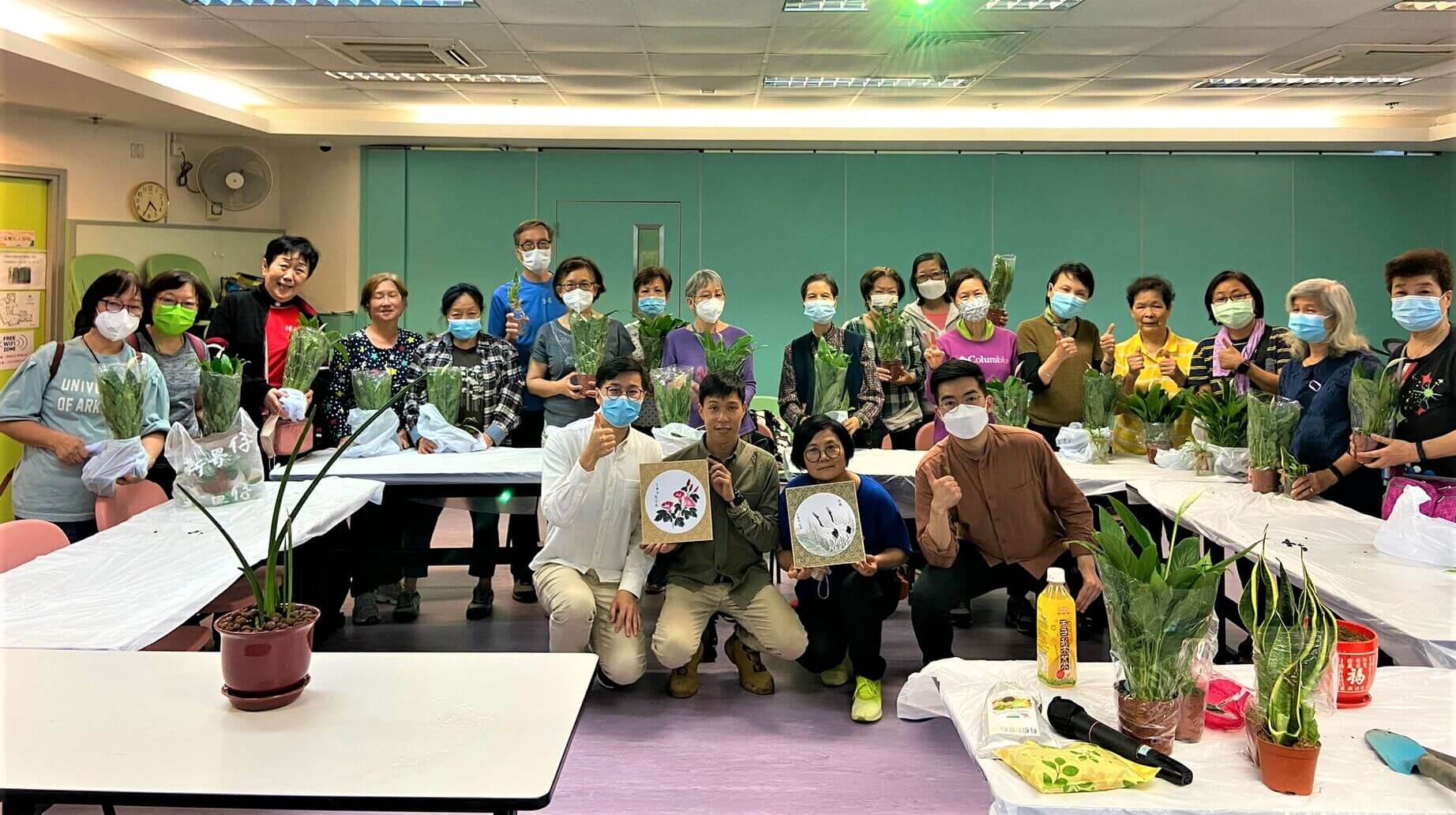Hong Chui Landscape Company Limited organized "Elderly Gardening Program", a series of volunteer activities, teaching the elderly gardening knowledge and improving their community participation.