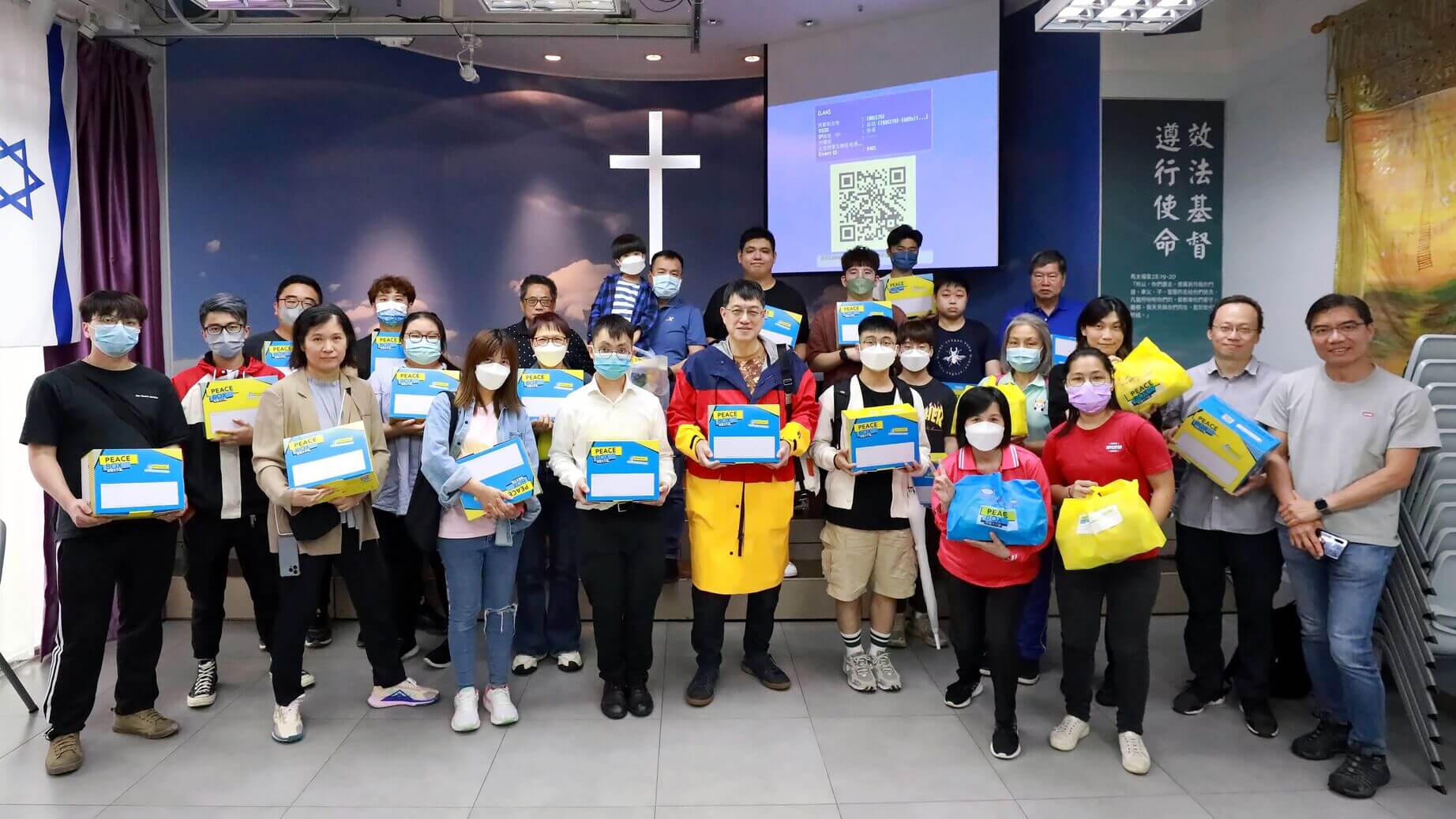 The young volunteer team from Hong Yip and Lik Kai paid a visit to the squatter area and extended their warm regards to the residents by distributing PeaceBox gift boxes, bringing a sense of warmth to each family.