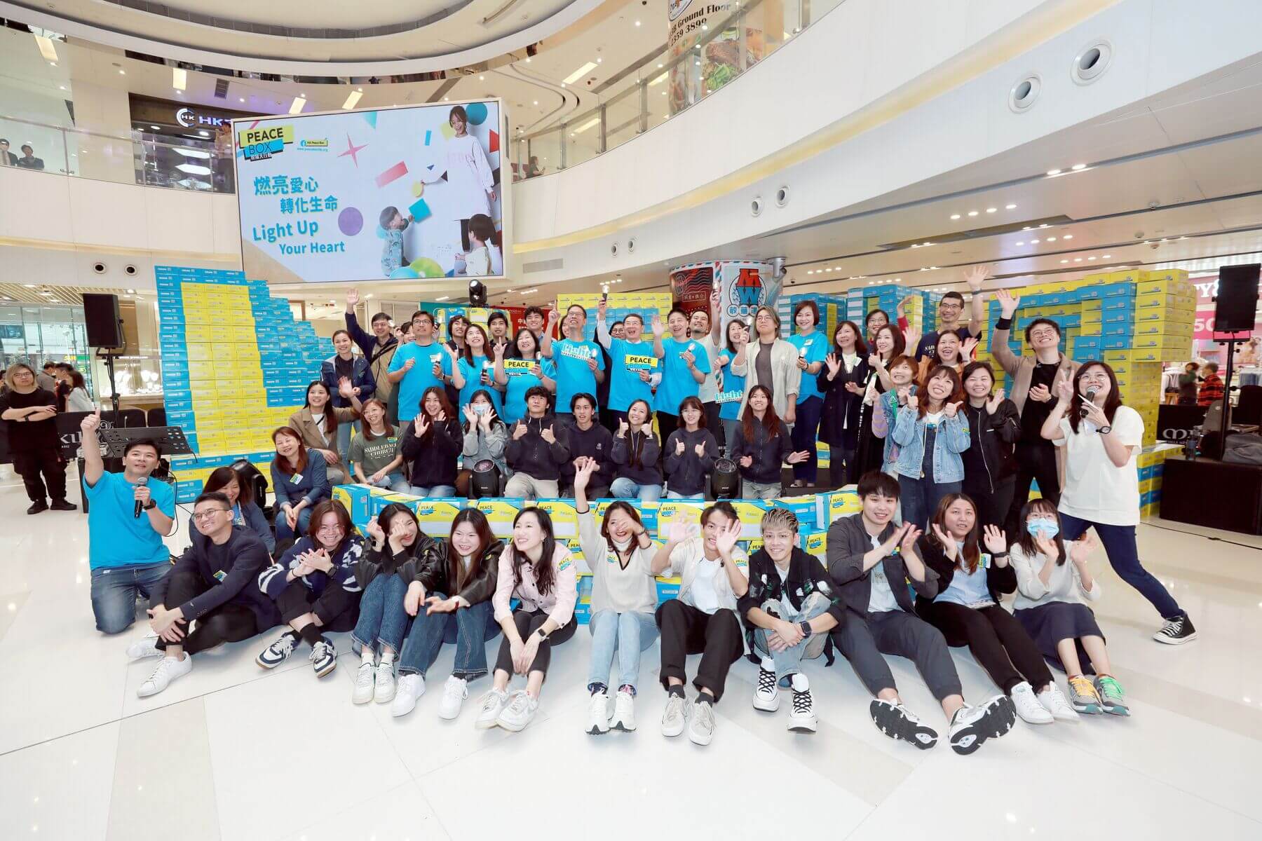 Nearly 5000 boxes were used to stack a huge "LIGHT" at Mikiki in March this year. These gift boxes will be distributed to the underprivileged after the kick-off ceremony.