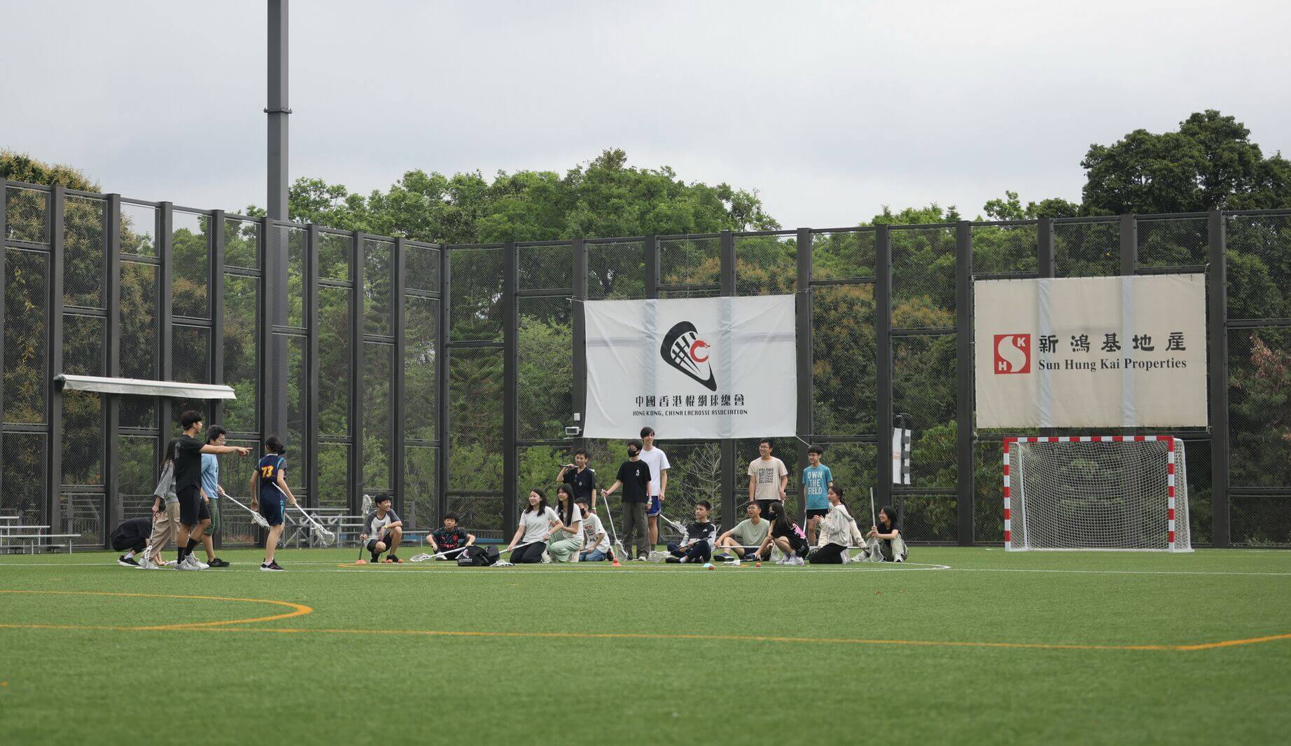 参与者在 GO PARK Sports 体验各种新兴运动，包括棍网球、板网球及匹克球，大家都乐在其中